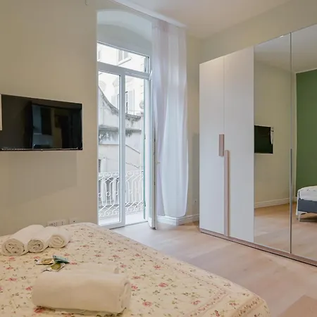 Guesthost - One Step Away From The Historic Center Lovely Flats شقة