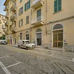 Guesthost - One Step Away From The Historic Center Lovely Flats Апартаменты